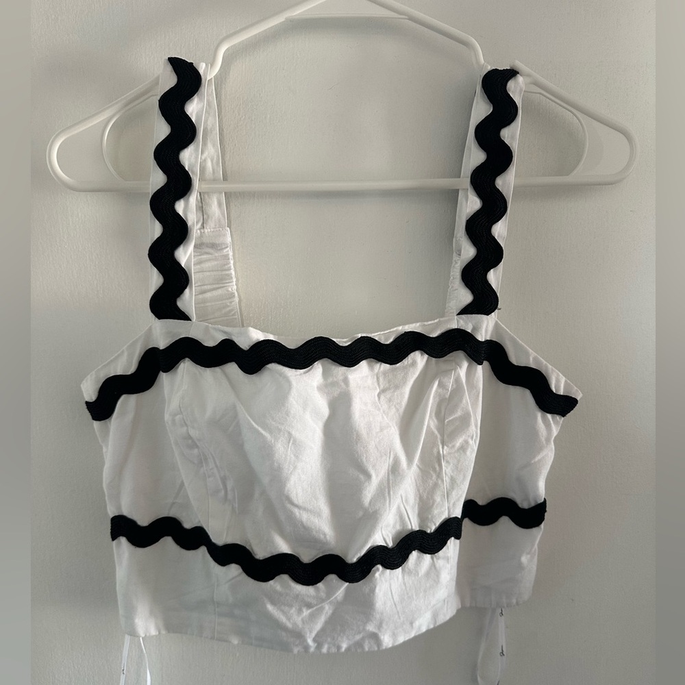 🌻 NWT Wavy Black & White Crop Top 🌻